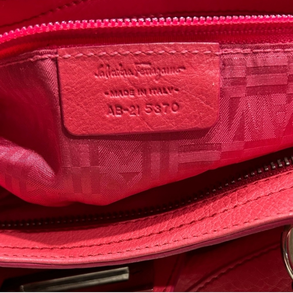 Salvatore Ferragamo Authentic Salmon Colored Pebble Grain Leather Bag - Picture 8 of 9